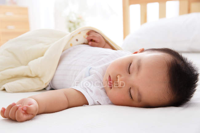 Nahaufnahme des entzückenden asiatischen Babys, das im Kinderbett schläft — Stockfoto