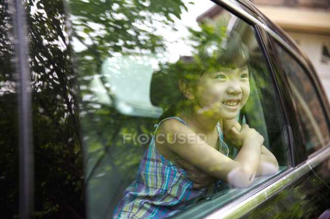 Щаслива маленька дівчинка сидить у машині. — стокове фото