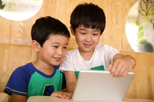Два мальчика с цифровым планшетом — стоковое фото