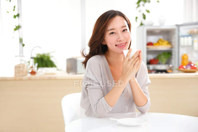 Jovem mulher bebe café — Fotografia de Stock