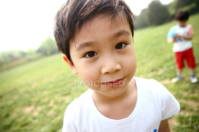 Portrait de garçon à l'extérieur — Photo de stock