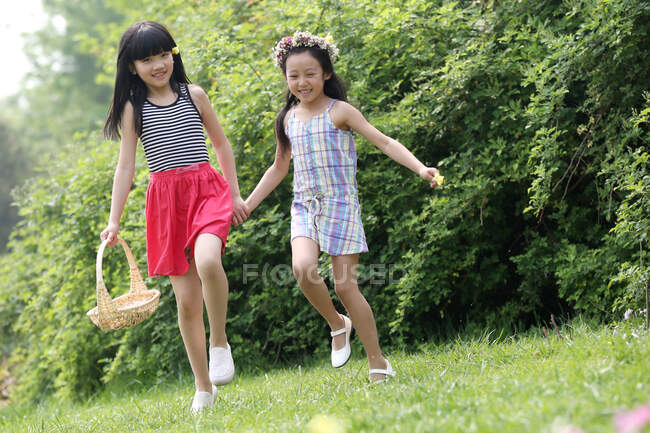 Duas meninas brincando no campo — Fotografia de Stock