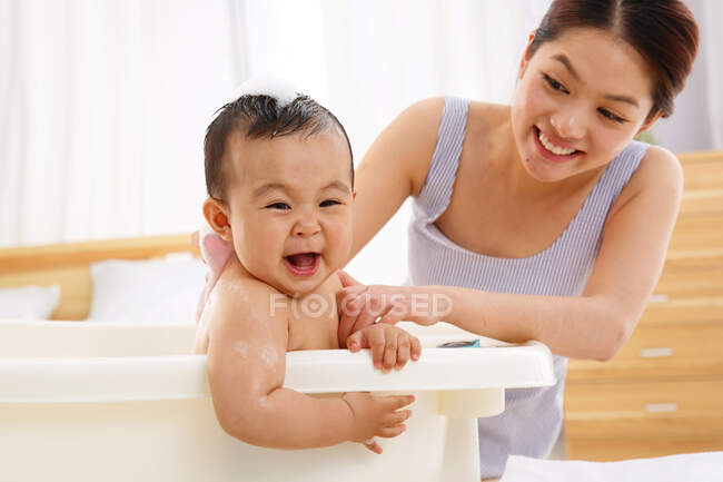 Madre dio al bebé un baño - foto de stock