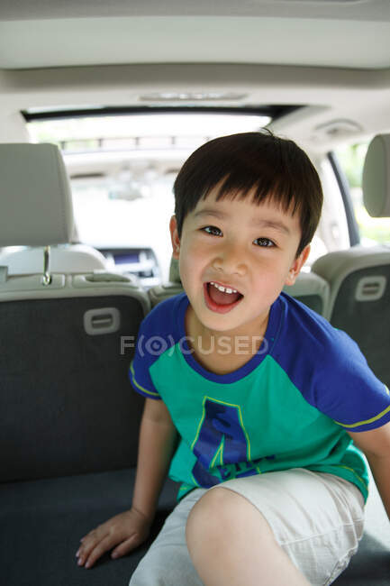 Der kleine Junge saß im Auto. — Stockfoto