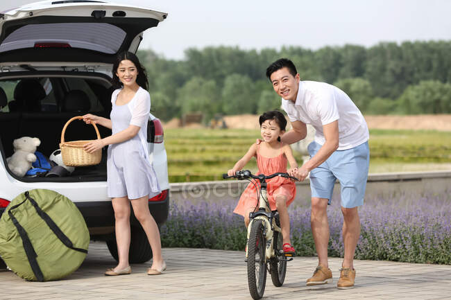 Una famiglia felice di tre picnic all'aperto — Foto stock