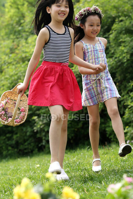Dos chicas jugando en el campo - foto de stock