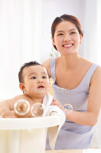 Mère a donné un bain au bébé — Photo de stock