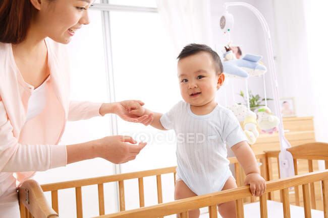 Mutter sah das Baby beim Spielen — Stockfoto