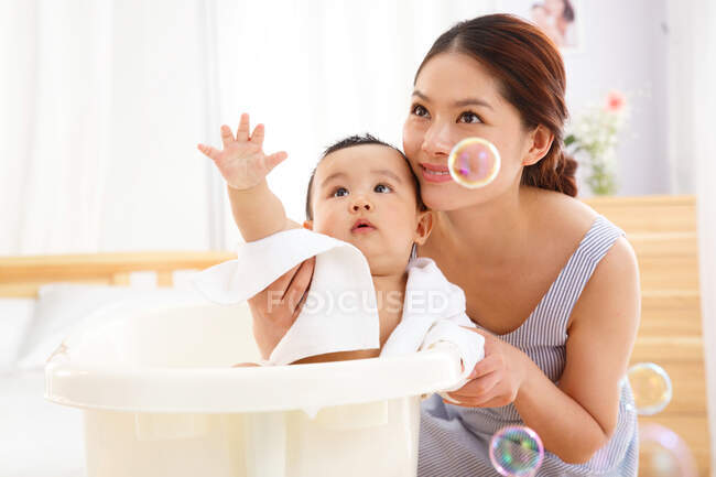 Mutter gab dem Baby ein Bad — Stockfoto