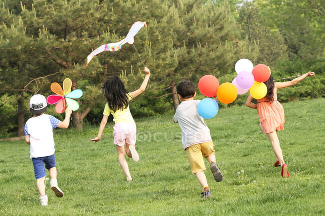 Діти грають у полі — стокове фото