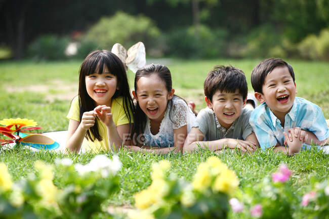 Дети на траве . — стоковое фото
