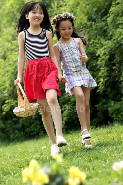 Две девушки играют в поле — стоковое фото
