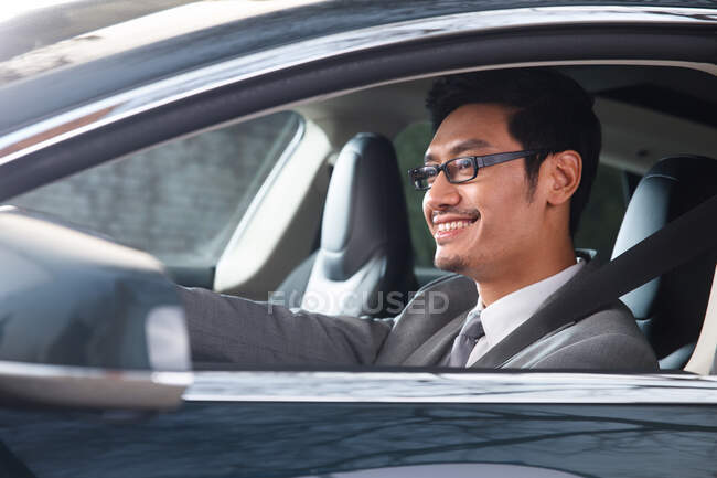 Uomo d'affari che guida in auto — Foto stock