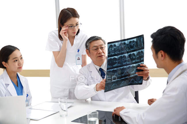 Медичні працівники в рентгенівському фільмі — стокове фото