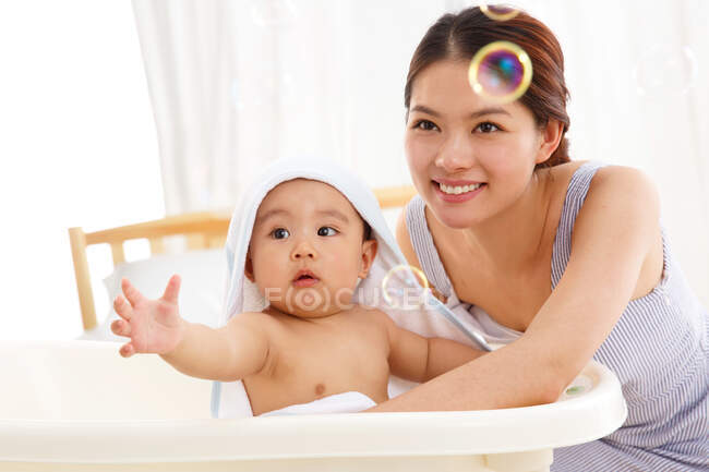 Mère a donné un bain au bébé — Photo de stock