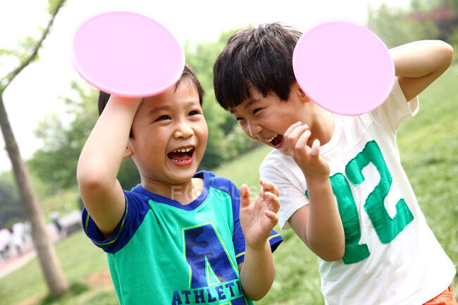 Портрет двух мальчиков, играющих на открытом воздухе — стоковое фото