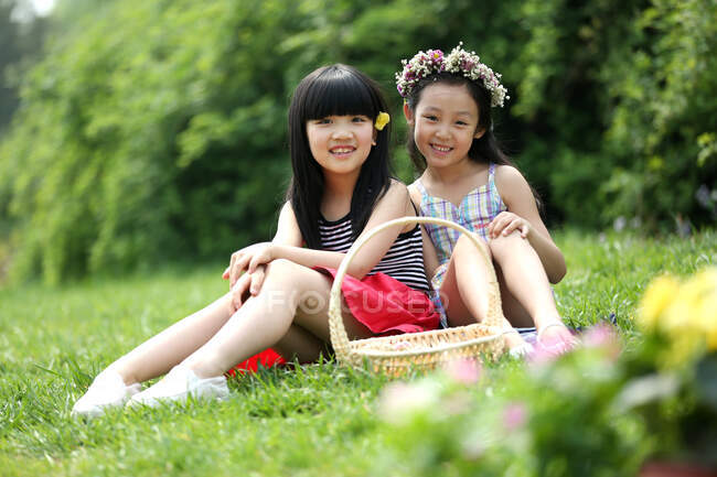 Two girls playing in field — Stock Photo