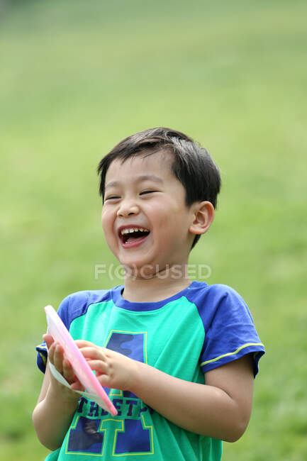 Retrato de menino brincando ao ar livre — Fotografia de Stock