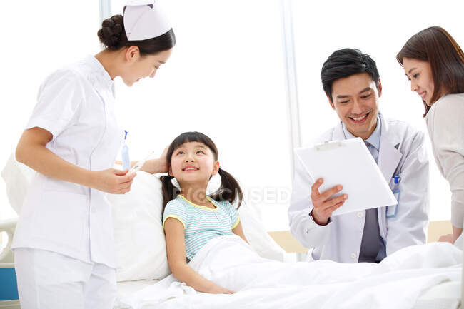 Agentes de saúde e pacientes na enfermaria — Fotografia de Stock