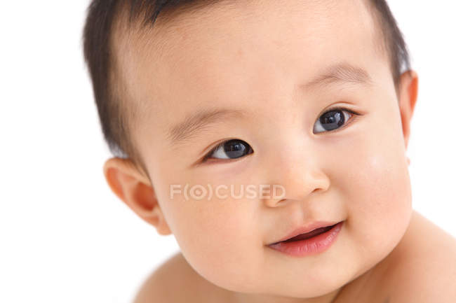 Primo piano ritratto di adorabile asiatico bambino ragazzo guardando lontano su sfondo bianco — Foto stock