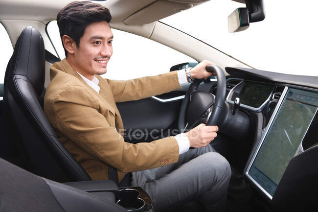 Empresario conduciendo en coche - foto de stock