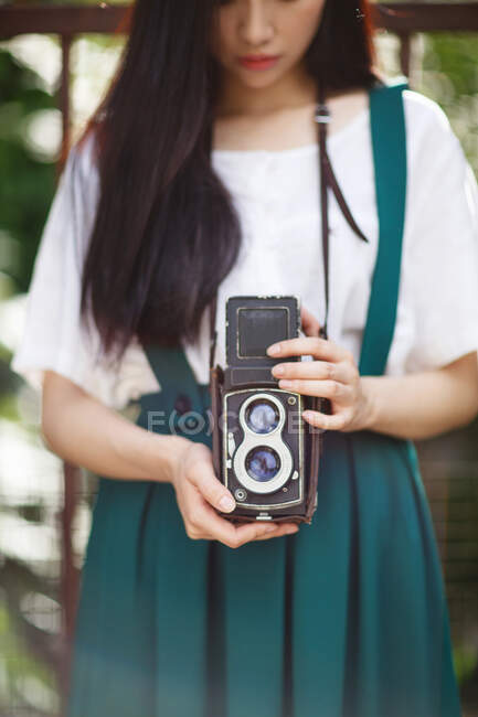 Uma jovem mulher com uma câmera . — Fotografia de Stock