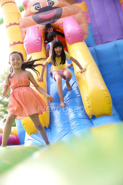Дети в парке развлечений — стоковое фото