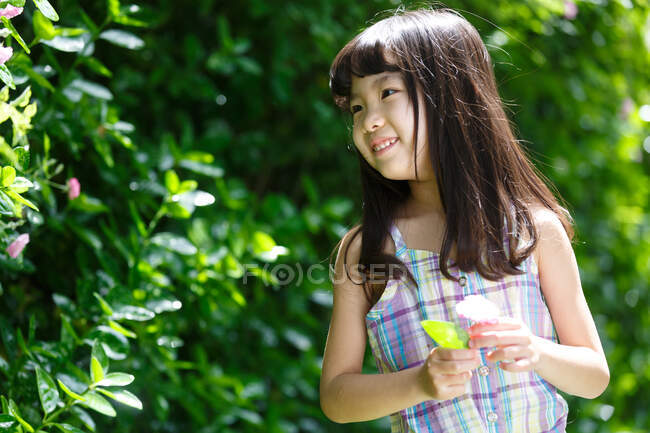 Маленькая девочка играет на открытом воздухе. — стоковое фото