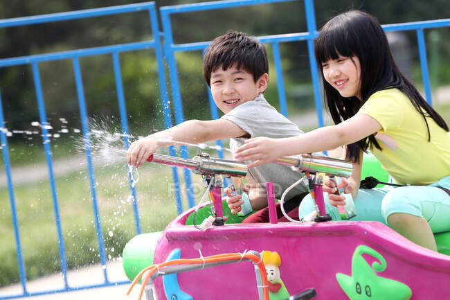 Bambini al parco divertimenti — Foto stock