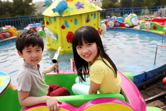 Enfants au parc d'attractions — Photo de stock