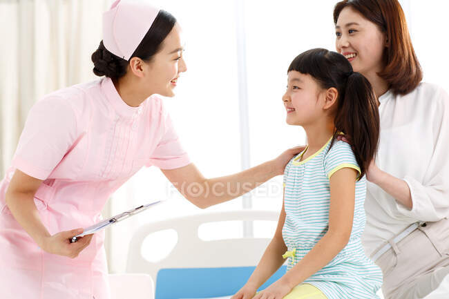 Жіноча медсестра і пацієнтка — стокове фото