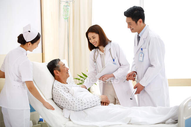 Trabalhadores médicos e pacientes na enfermaria — Fotografia de Stock