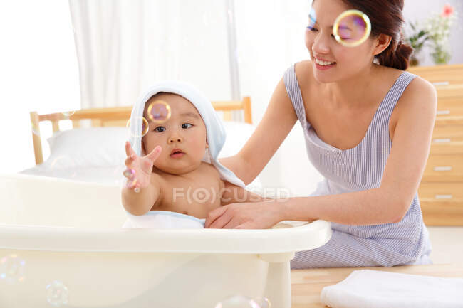 Мама помила дитину. — стокове фото