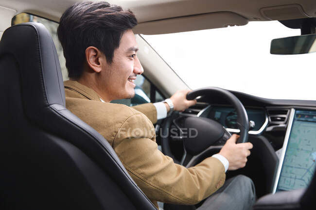 Empresário dirigindo em carro — Fotografia de Stock