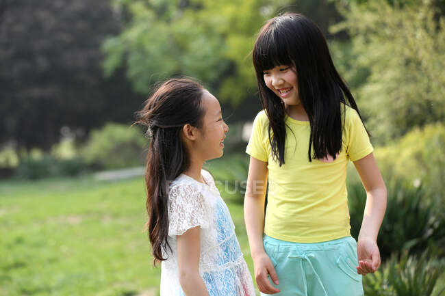Two girl playing outdoors — Stock Photo