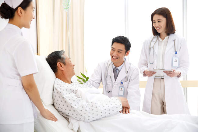 Médicos e pacientes na enfermaria — Fotografia de Stock