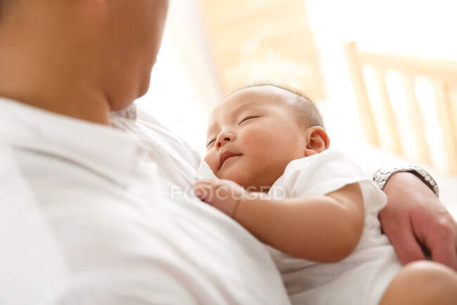 Madre sosteniendo al bebé para dormir - foto de stock