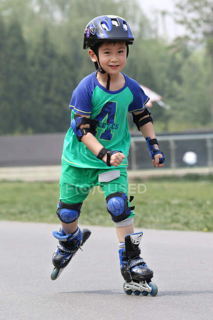Rapaz patinagem inline ao ar livre — Fotografia de Stock