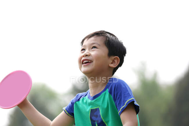 Портрет мальчика, играющего на улице — стоковое фото