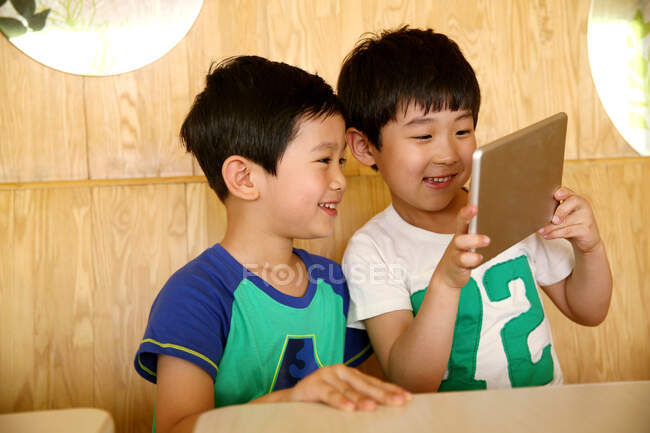 Два мальчика с цифровым планшетом — стоковое фото