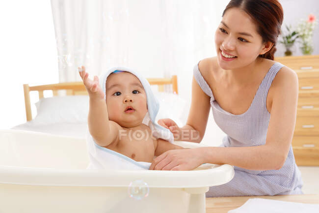 Mother gave the baby a bath — Stock Photo