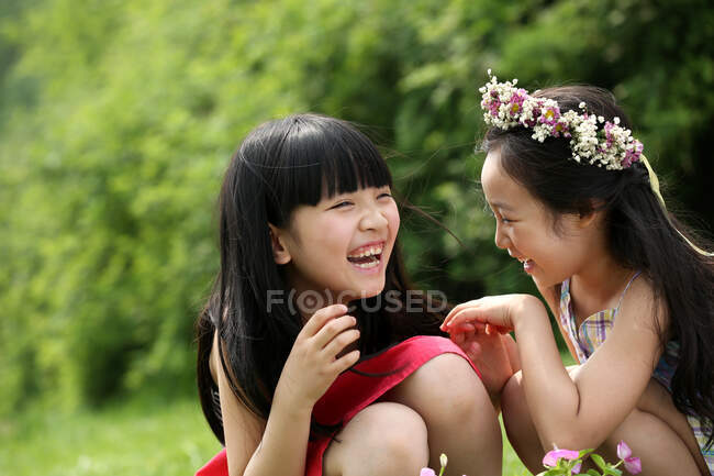 Retrato de duas meninas com flores — Fotografia de Stock