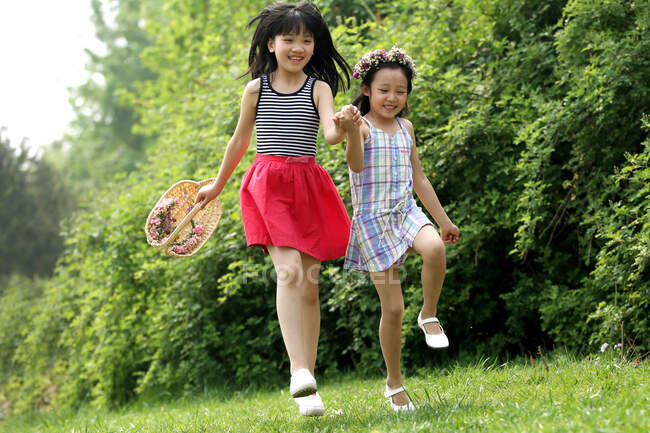 Дві дівчинки бавляться на полі. — стокове фото