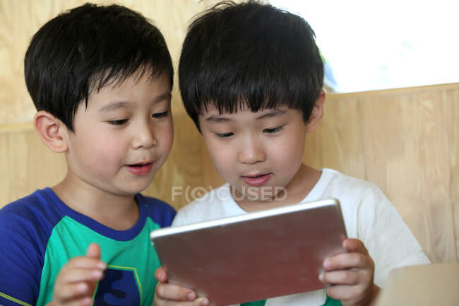 Due ragazzi che utilizzano tablet digitale — Foto stock