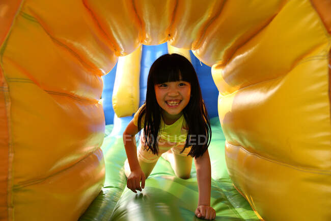 Girl at amusement park — Stock Photo