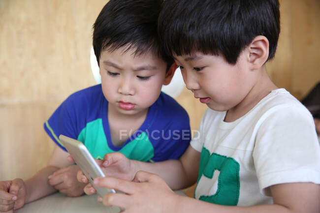 Dos chicos usando tableta digital - foto de stock