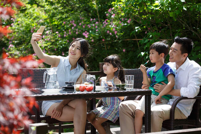 Família feliz no chá da tarde — Fotografia de Stock