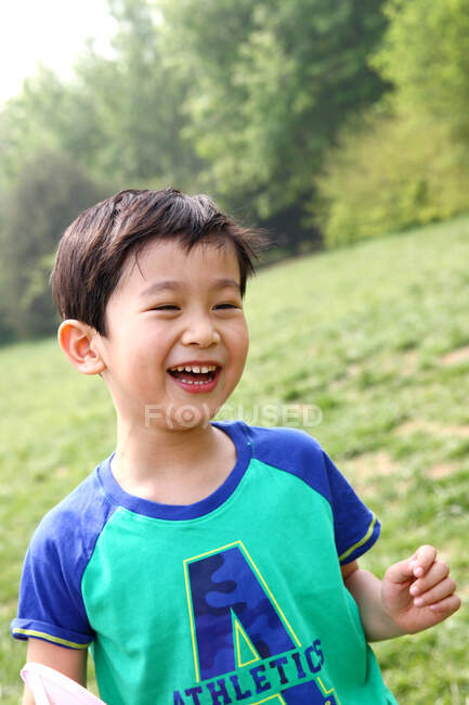 Portrait de garçon jouant à l'extérieur — Photo de stock