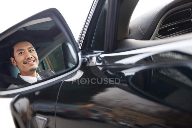 Empresário dirigindo em carro — Fotografia de Stock