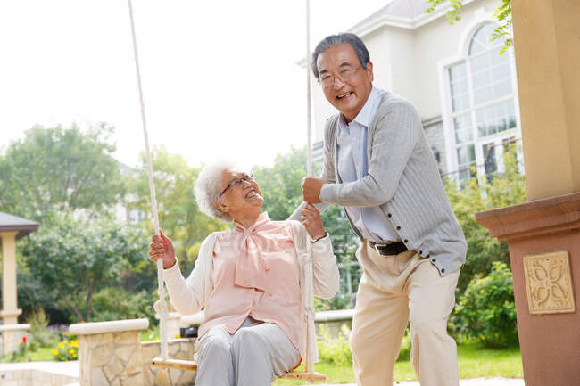 O velho casal balançar ao ar livre — Fotografia de Stock